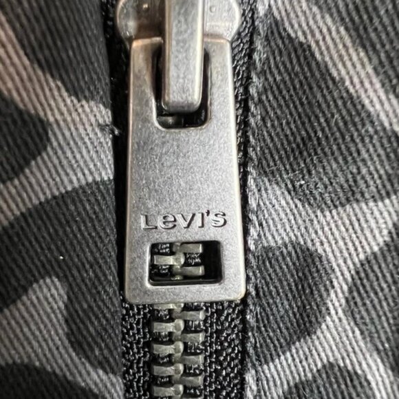 NWT Levi’s Hidden Full Zip & Snap Denim Jacket 4 Snap Pockets Tie Belt SMALL - Picture 10 of 16